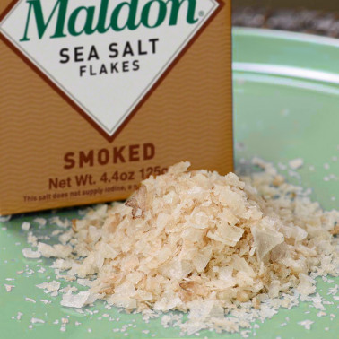 Maldon sale marino fiocchi in una ciotola su una tavola di legno