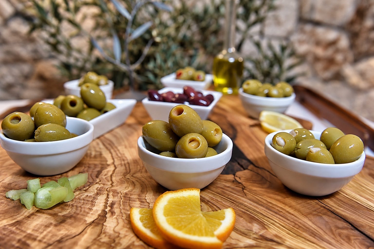 Ciotole di olive greche Olive’s Earth su un tagliere di legno d’ulivo