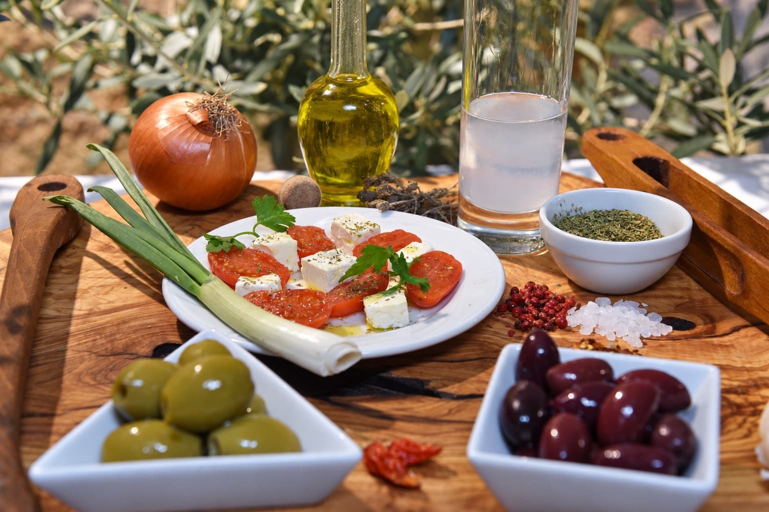 Tavola greca con olive Chalkidiki e Kalamata, pomodori, feta e olio d’oliva